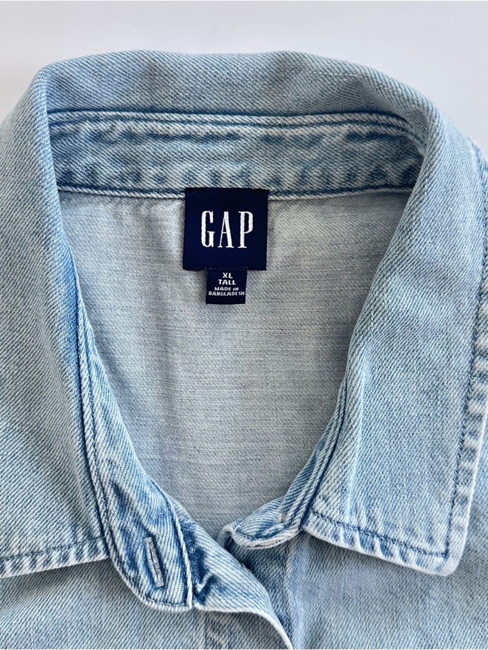 GAP UltraSoft Cropped Denim Shirt in Light Wash | XLT | NWOT - Picture 5 of 7